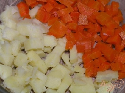 Картофель и морковь нарезать кубиками,