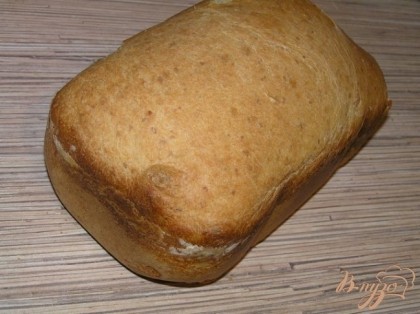 Готовый хлеб вынуть из контейнера, остудить на решетке.
