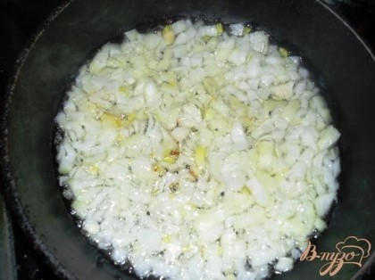 Луковицу очистить от шелухи, нарезать соломкой и обжарить до готовности на подсолнечном масле.