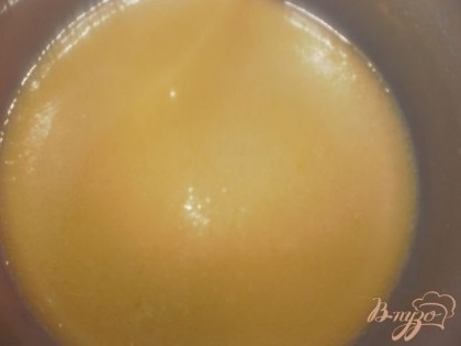 Дрожжи, сахар, соль растворяем в теплом молоке, добавляем взбитое яйцо и растопленное сливочное масло.