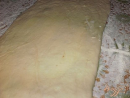 Аккуратно раскатываем тесто в длинный прямоугольник.