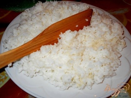 Для начала готовим рис для суши. Полные инструкции здесь: http://vpuzo.com/sushi/7304-ris-dlya-sushi.html