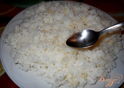 Рис переложить на большое плоское блюдо. Полить уксусным раствором.