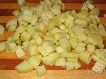 Яблоко очистить от семян и кожуры, нарезать кубиками, сбрызнуть соком лимона.Зелень мелко рубим.