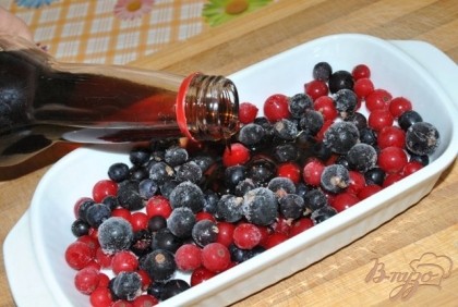 Ягоды полить сиропом или выложить на ягоды джем. Можно использовать любой по вашему вкусу: цитрусовый, яблочный, грушевый...