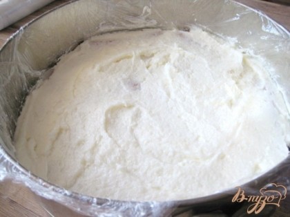 Сверху выложить слой крема, разровнять. Потом опять слой печенья и слой крема.Поставить в холодильник на ночь.