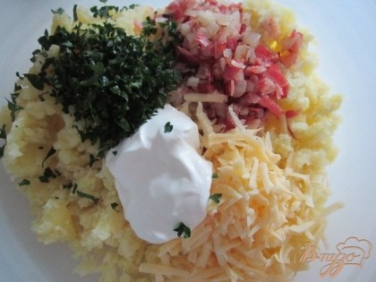 В салатник выложить картофель, обжаренный с беконом лук, мелконарезанную зелень петрушки, натертый на крупной терке твердый сыр и сметану. Все перемешать.