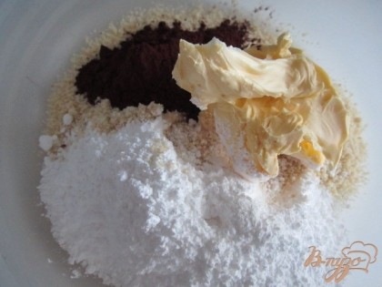Молотый миндаль, сахарную пудру, какао и мягкое сливочное масло смешать вместе.