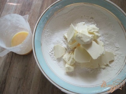 Приготовить тесто. Соединить муку, разрыхлитель, маргарин, соль растереть все в крошку. Отдельно смешать яйца, сметану, сахар.Влить в муку яичную смесь и замесить тесто.
