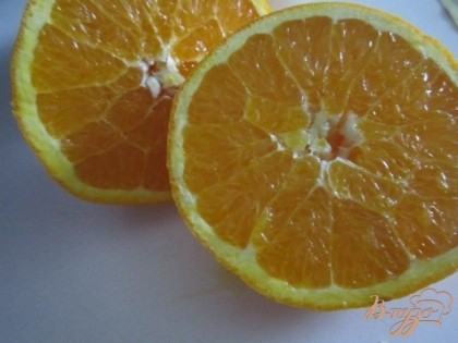 Из 1 апельсина выжать сок и натереть цедру.Отдельно замочить желатин, затем растворить его в апельсиновом соке. Затем массу остудить.