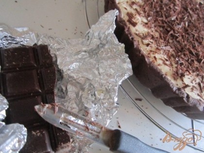 На поверхность покрошить шоколад (ножом экономкой)Тарт поставить в холодильник до полного застывания крема.