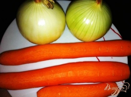 Очищаем морковь и лук.