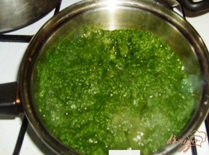 В сковороду с толстым дном выкладываем шпинат и выпариваем его.
