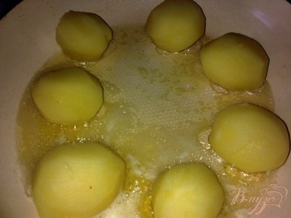На сковороде разогреваем растительное масло и добавляем сливочное, выкладываем картошку и обжариваем с двух сторон до золотистой корочки.