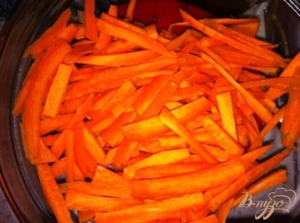 Чистим и нарезаем соломкой морковь.