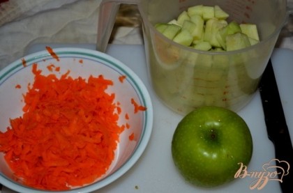 Порезать, почистить яблоки и натереть на терке морковь.