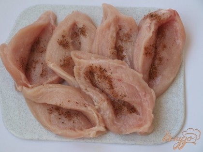 Куриную грудку отделить от кости, разделить филе на порционные кусочки, сделать в каждом разрез в виде кармана, посолить и поперчить.