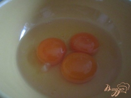 Отдельно взбить до небольшой пены яйца (оставить 1 белок для помадки, если кто захочет)