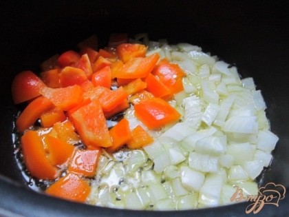 В небольшой кастрюльке на оливковом масле потушить репчатый лук и сладкий перец, минут 5.