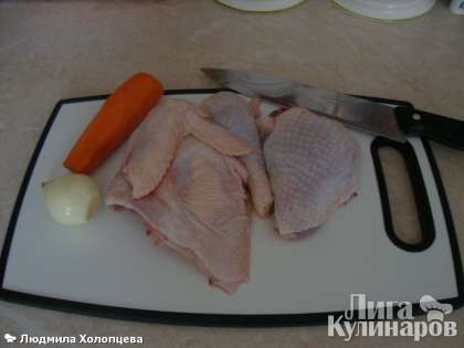 Курицу моем, рубим на куски, добавляем морковь и лук.