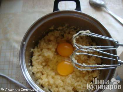 В слегка остывшее тесто вводим яйца и взбиваем миксером до однородной эластичной массы.