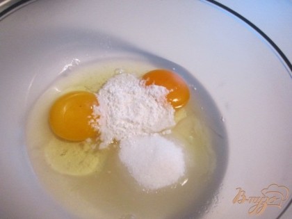 Яйца, сахар, пекарский порошок и щепотку соли взбить в пену.