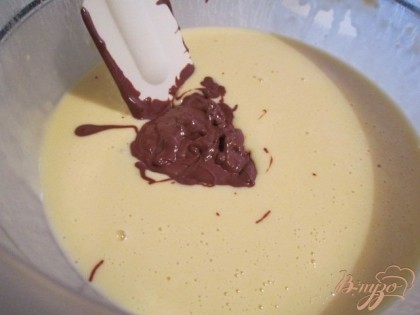 Отдельно растопить шоколад и влить его в тесто. Размешать.
