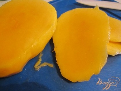 От манго отрезать немного мякоти и приготовить пюре.