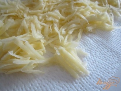Сырой картофель натереть на крупной терке, промыть в холодной воде и выложить на бумажное полотенце, что бы впиталась лишняя влага.