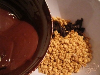 Шоколад растопить на водяной бане. Половину вылить в зерновую смесь с черносливом и перемешать.