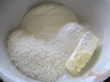 В миске соединить сухое молоко, сахарную пудру, кокосовую стружку, сливочное масло, хорошо растереть до состояния мягкого теста.