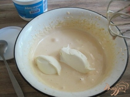 Для  крема: яйца, сахар, ваниль и ликер смешать.Поставить на водяную баню и постоянно взбивая довести до загустения, остудить. В яичную массу добавить сыр маскарпоне и еще раз хорошо размешать.