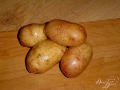 Картофель помыть и отварить в кожуре.