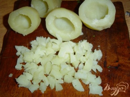 Картофель разрезать пополам, удалить мякоть и нарезать ее кубиками.
