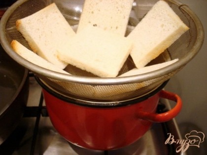 У тостерного хлеба обрезать корочки кусочки хлеба поместить в пароварку. Если такой нет, то тогда на сито, которое разместить над кастрюлей с кипящей водой. Хлеб должен стать тёплым и мягким, но не мокрым. При помощи вилки переворачивайте и снимайте, чтобы не обжечься паром.