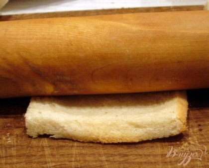 Затем каждый кусочек слегка раскатайте качалкой. Именно слегка, не фанатично.Хлеб не должен стать плоским.