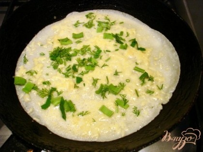 Наливаем на сковороду тесто, посыпаем сыром и зеленью, хорошо пропекаем первую сторону.