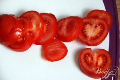 Нарезать кружочками помидоры.