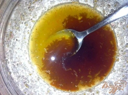 Готовим маринад: смешиваем сок апельсина, мед и вустерский соус.