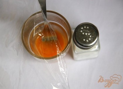Добавить в желтки щепотку соли, накрыть плёнкой и оставить на 1 час.