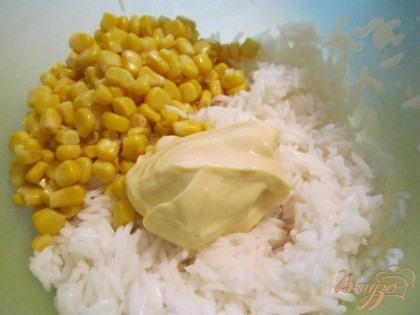 Отварной рис и кукурузу смешать с майонезом (по вкусу), посолить и поперчить