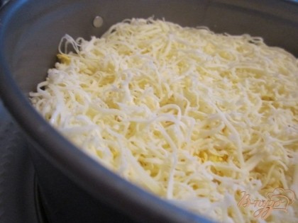 На рисовый слой натереть сыр, выложить мясо краба и слой яиц , на мелкой терке.Поверхность салата намазать майонезом. Снять форму. И украсить по желанию.