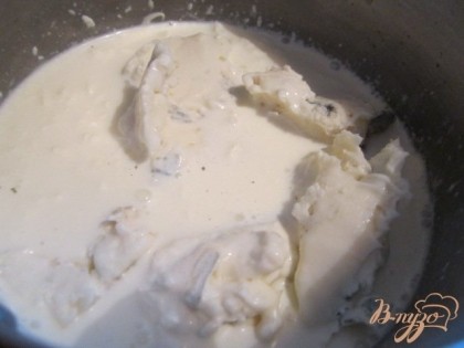 Сливки нагреть , положить сыр и дать ему растаять. По вкусу приправить солью.