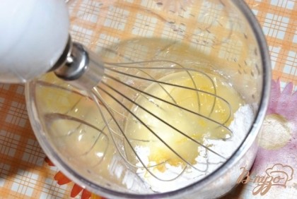 Тем временем готовим глазурь:Сахарную пудру взбиваем с соком лимона в однородную массу, добавляем измельченную цедру и перемешиваем.