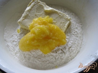 Муку просеять, добавить сливочное масло и предварительно растертый с сахаром желток.