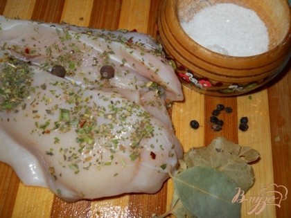 Курицу отвариваем в подсоленной воде с лавровым листом и черным и душистым перцами горошком.
