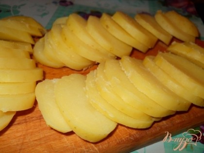 Отваренный картофель очистить и нарезать кружочками.