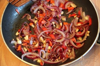 Обжарить их на сковороде с добавлением оливкового масла, чтобы лук немного изменил цвет.