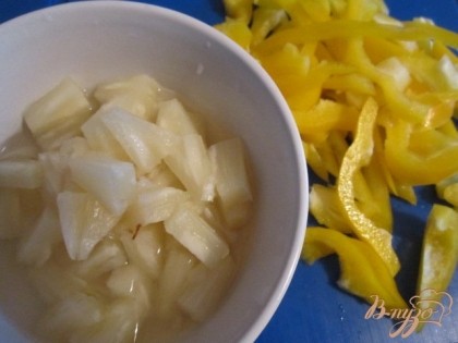 Перчик и кружки ананаса нарезать.