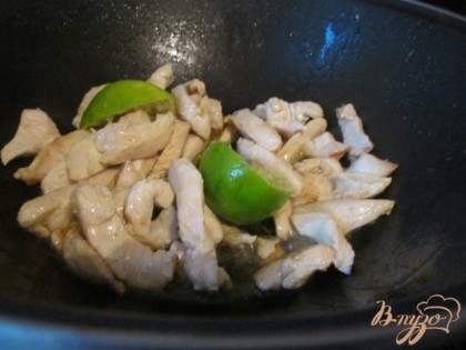 В сковороде на оливковом масле обжарить до готовности полоски куриного мяса. Для большего аромата на время жарки можно положить кожуру от цитрусовых. Выдавить чеснок.